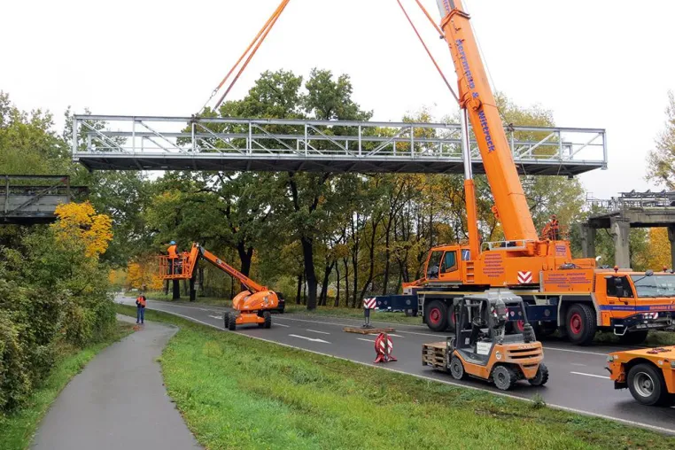 Bild: Abbruch und Neubau einer Brücke in 5 Stunden