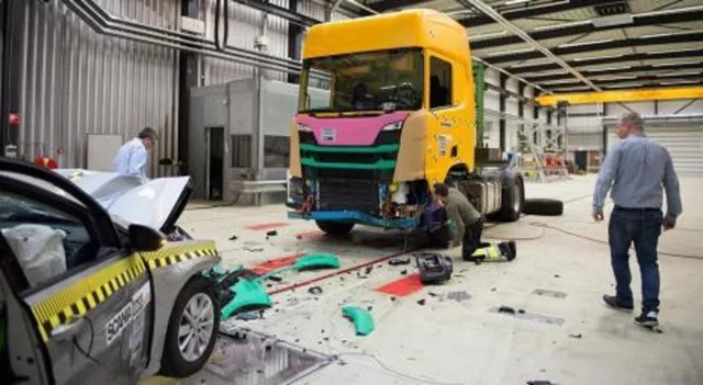 Bild: Von der Servolenkung bis zum 360°-Kamerasystem - Scania skizziert Entwicklung der Fahrsicherheit
