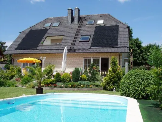 Bild: Solare Poolheizung mit Zukunft - Flexible Solaranlage im Baukastensystem von Roos