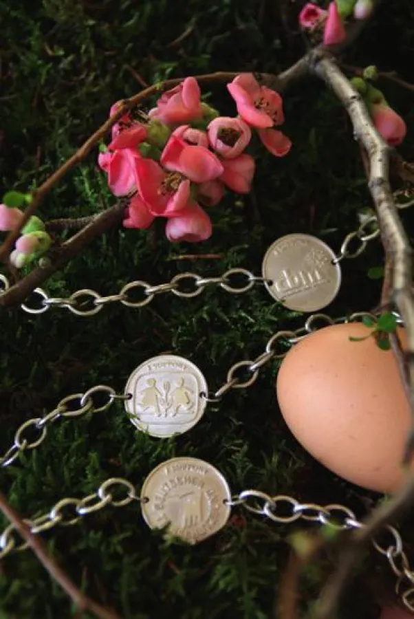 Mit diesen Armbändern muss man sein soziales Engagement nicht verstecken!