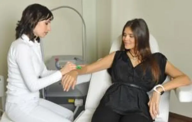 Bild: Starmodel Julia Ganster wirbt für schmerzfreie Haarentfernung