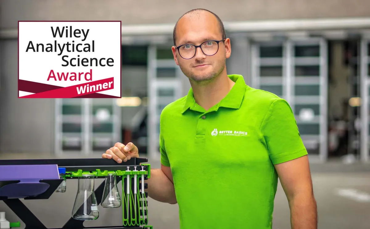 Mario Schneider, CEO von Better Basics Laborbedarf mit einem SmartRack (© Better Basics Laborbedarf GmbH)