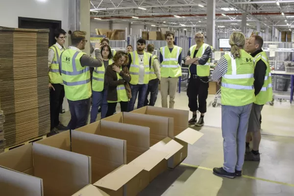 B+S stellt sich über 50 Besuchern als Arbeitgeber und Dienstleister vor Bild: B+S stellt sich über 50 Besuchern als Arbeitgeber und Dienstleister vor