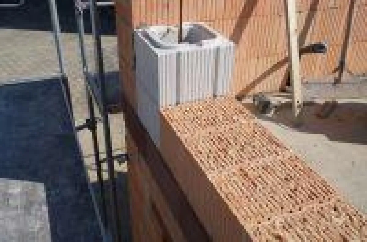 Stützendämmschalungen von LB sind im Ziegelrastermaß gefertigt und geschosshoch mit Beton verfüllbar. (Foto: Leipfinger-Bader)