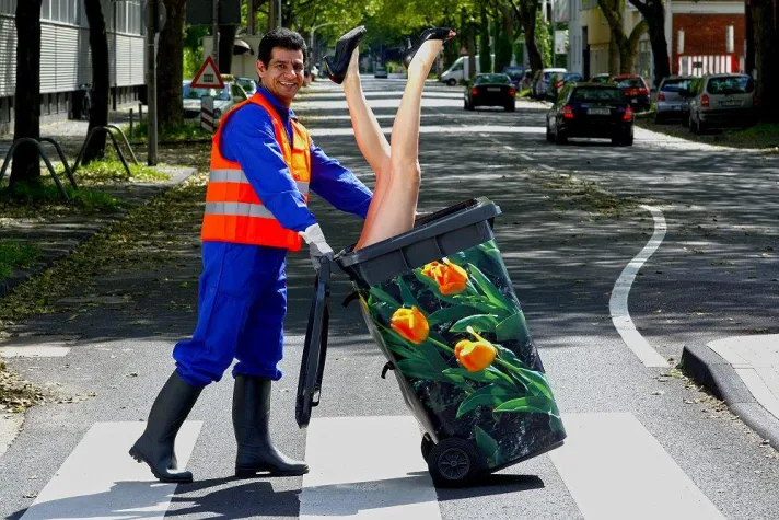 Bild: 50 plus - Die Mülltonne feiert Geburtstag