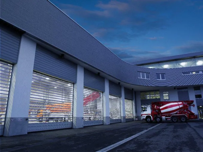 Bild: Tore für Menschen - transparente Schnelllauftore sorgen für optimale Arbeitsbedingungen bei der Putzmeister AG