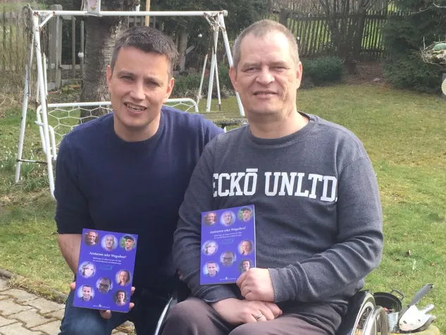 Anstarren oder Wegsehen? - das Buch. Erfahrungen im Alltag und Tipps von und mit Menschen mit Handicap. Bild: Anstarren oder Wegsehen? - das Buch. Erfahrungen im Alltag und Tipps von und mit Menschen mit Handicap.