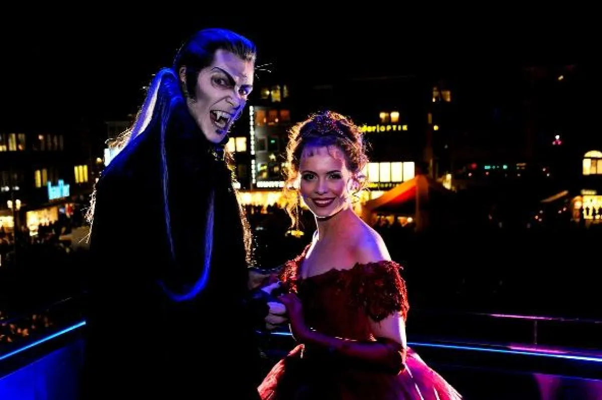 Graf Krolock und Sarah auf dem Balkon des Stuttgarter Rathauses (Foto: Stage Entertainment)