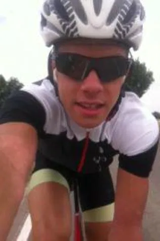 Bild: Nachwuchs-Triathlet Tim Rose hat neuen Sponsor. IOS-Technik unterzeichnet mit Rose einen Vertrag