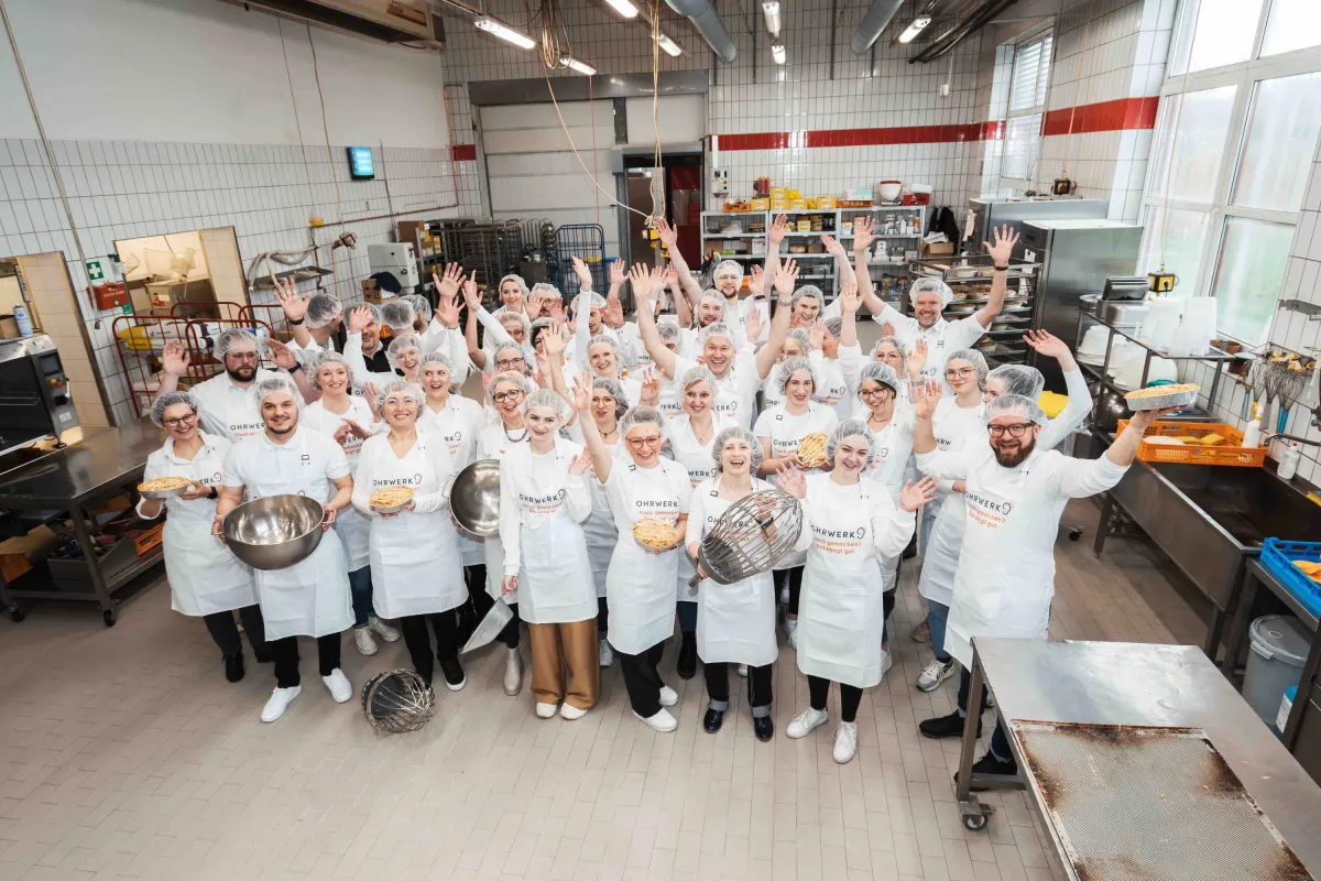 Hörsysteme Häusler wird OHRWERK Hörgeräte - das Team feiert mit einer großen Backaktion (© Foto: OHRWERK Hörgeräte)