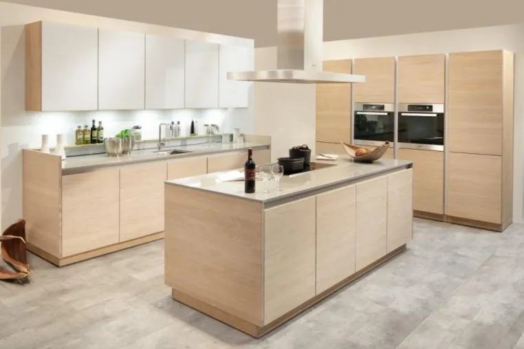 Bild: Harmonie in massivem Holz – grifflose Küche von Göhring Massivholzmöbel lässt Wohnen und Kochen eins werden