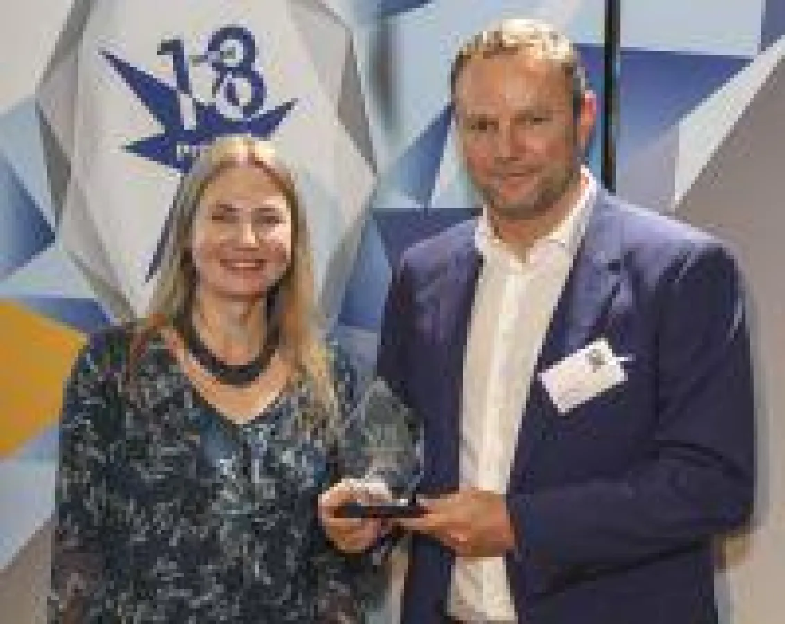 Sabine Narloch (funkschau) überreicht Dirk Treue (M-Files) den Award in der Kategorie DMS, EIM und ECM. (Foto: funkschau)