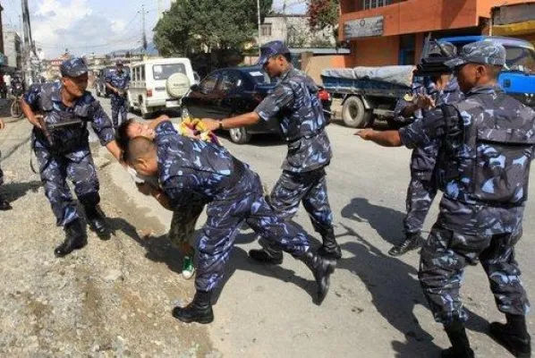 China trainiert nepalesische Polizei für einen härtenen Umgang mit den Tibetern Bild: China trainiert nepalesische Polizei für einen härtenen Umgang mit den Tibetern