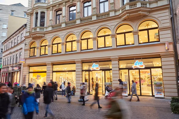 Bild: dm-drogerie markt gestaltet die Regale mit RELEX noch kundennäher 