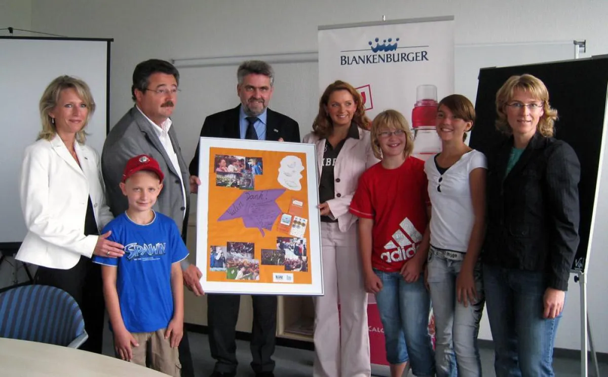 Hochschul-Rektor Prof. Dr. Armin Willingmann (4.v.l.) und Ines Kühnel (r.), Einrichtungsgeschäftsführerin des Internationalen Bundes, bedankten sich bei Ricarda (5.v.l.) und Ralph Weitemeyer (3.v.l.)