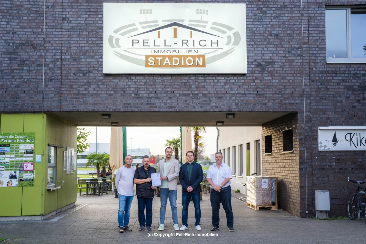 Bild (von links): Roland Falkenstein (FV Fortuna Kirchfeld Vorstand), Armin Heuchert (Vorstand),     (© (c) Copyright Pell-Rich Immobilien)