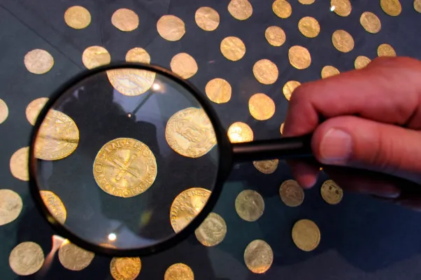 Bild: Fälschungssicherheit: Wie man echte Goldmünzen von Fälschungen unterscheidet