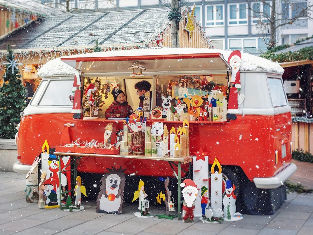 VW-Bulli auf dem Wolfsburger Weihnachtsmarkt (© WMG Wolfsburg, Foto: Janina Snatzke)