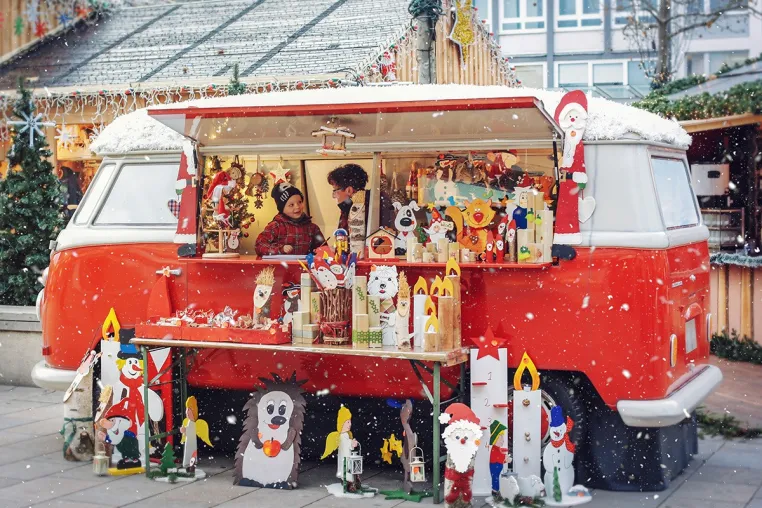 Bild: Wechselndes Kunsthandwerksangebot auf dem Wolfsburger Weihnachtsmarkt