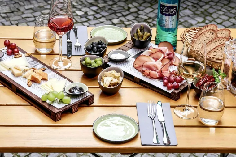 Neueröffnung - Berlins erster Weinlobbyist Bild: Neueröffnung - Berlins erster Weinlobbyist