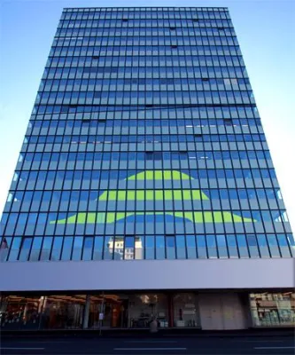 Bild: „post-it war“ am Barbarossaplatz in Köln