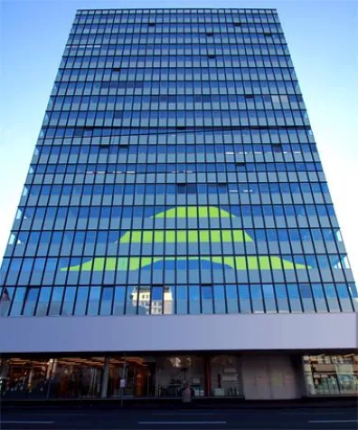 Bild: „post-it war“ am Barbarossaplatz in Köln