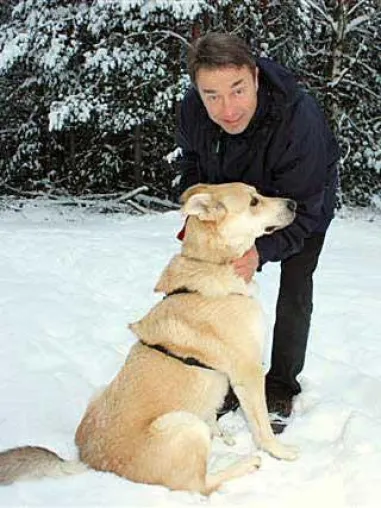Bild: Minister Baaske hat Patenhund im Tierheim Verlorenwasser
