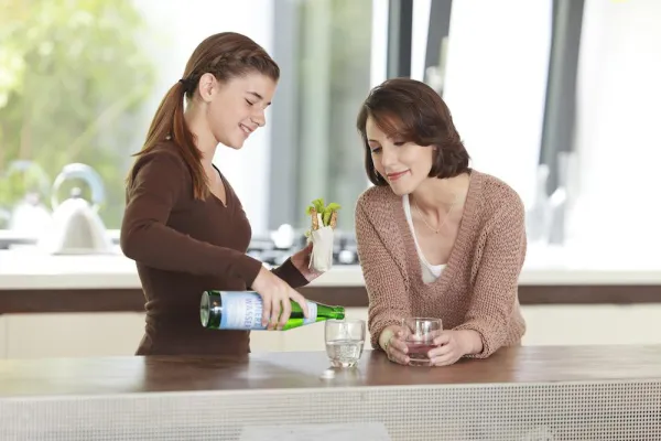 Bild: Zeit für Naschkatzen – Natürliches Mineralwasser unterstützt den Schutz der Zähne