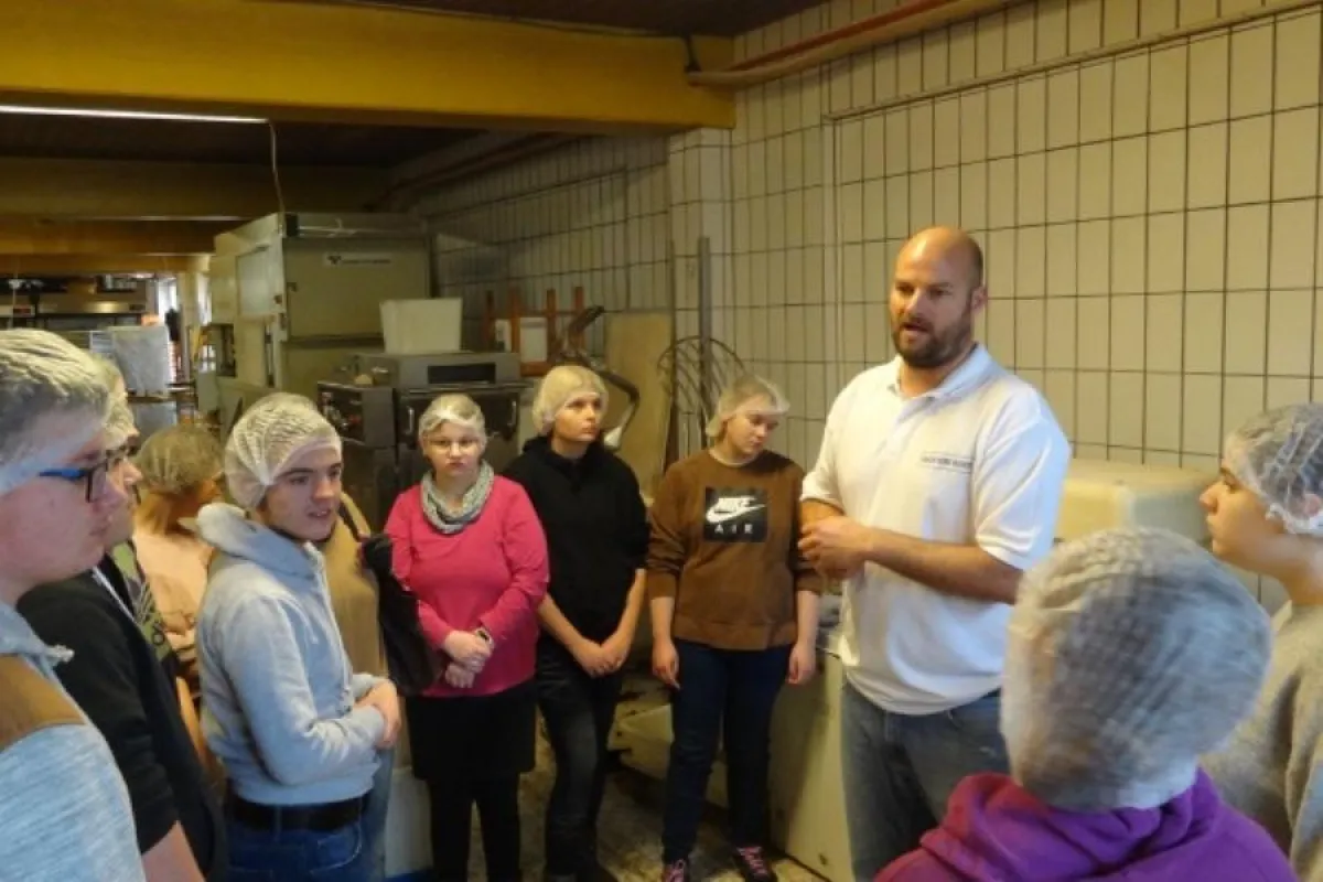 Bäckermeister Fabian Kloos erläutert den Schülern der Don-Bosco-Schule das Bäckerhandwerk