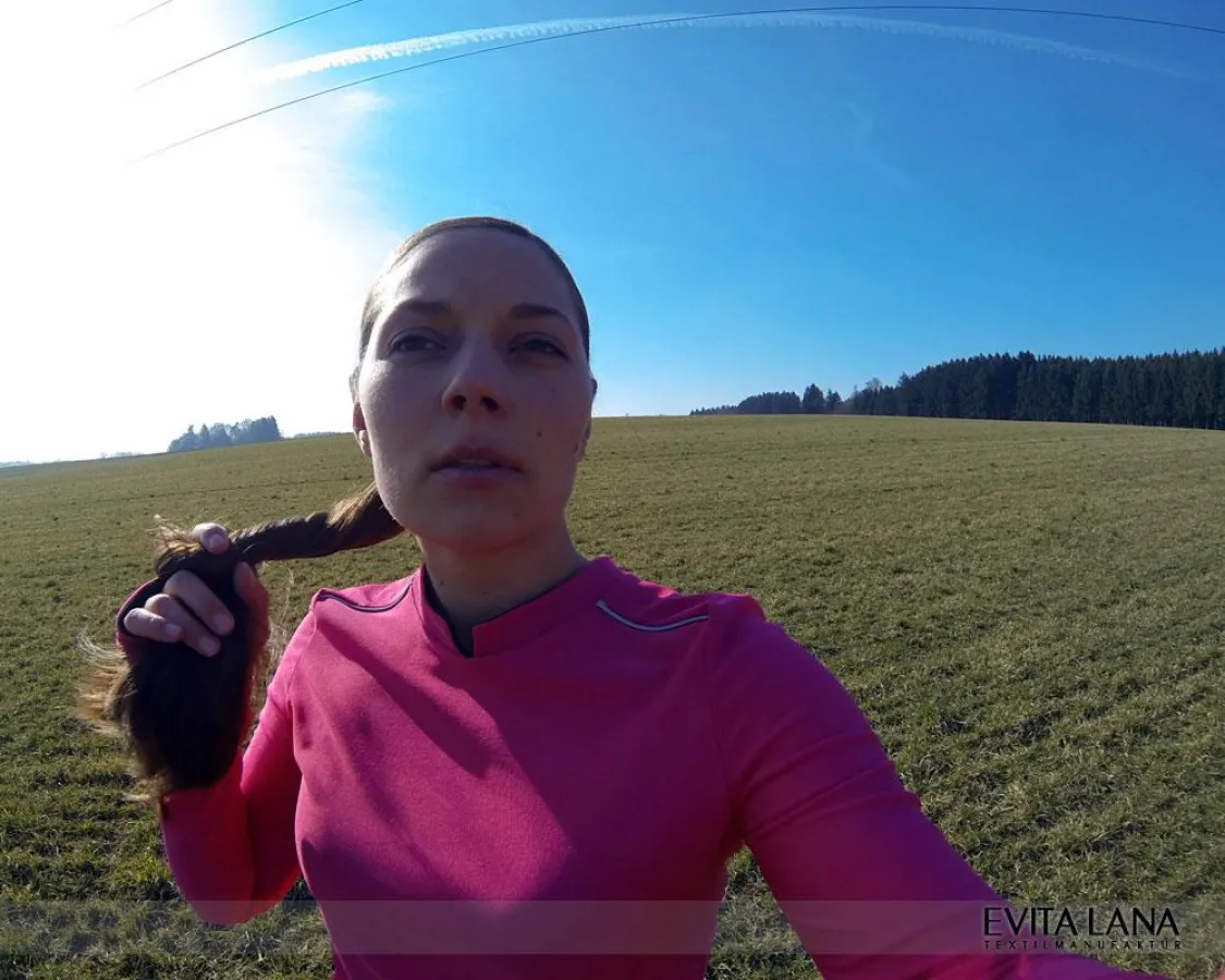 Frühlingsgefühle beim Laufen im leuchtrosa Epaulette-Laufshirt