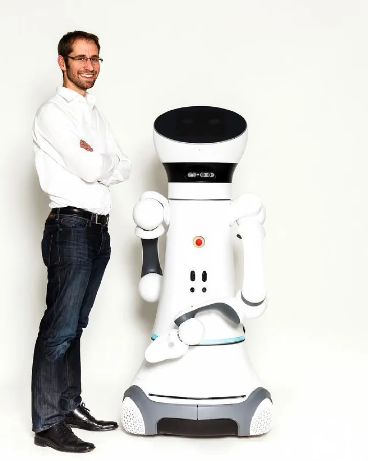 Ulrich Reiser, Gründer und Geschäftsführer der Unity Robotics GmbH, mit dem Care-O-bot® 4. (Fraunhofer IPA, Foto: Rainer Bez)
