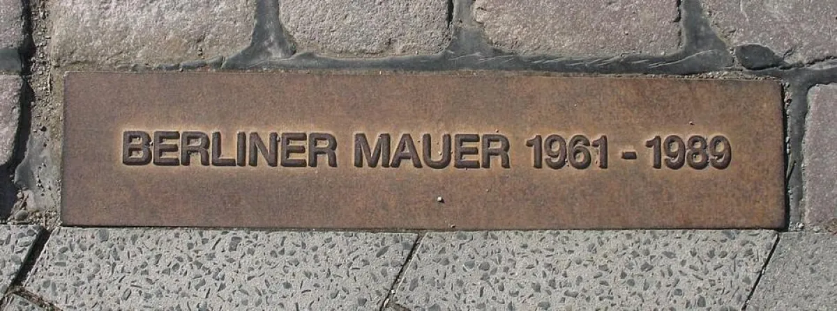 Am heutigen Zirkeltag ist die Berliner Mauer genauso lange weg, wie sie stand.