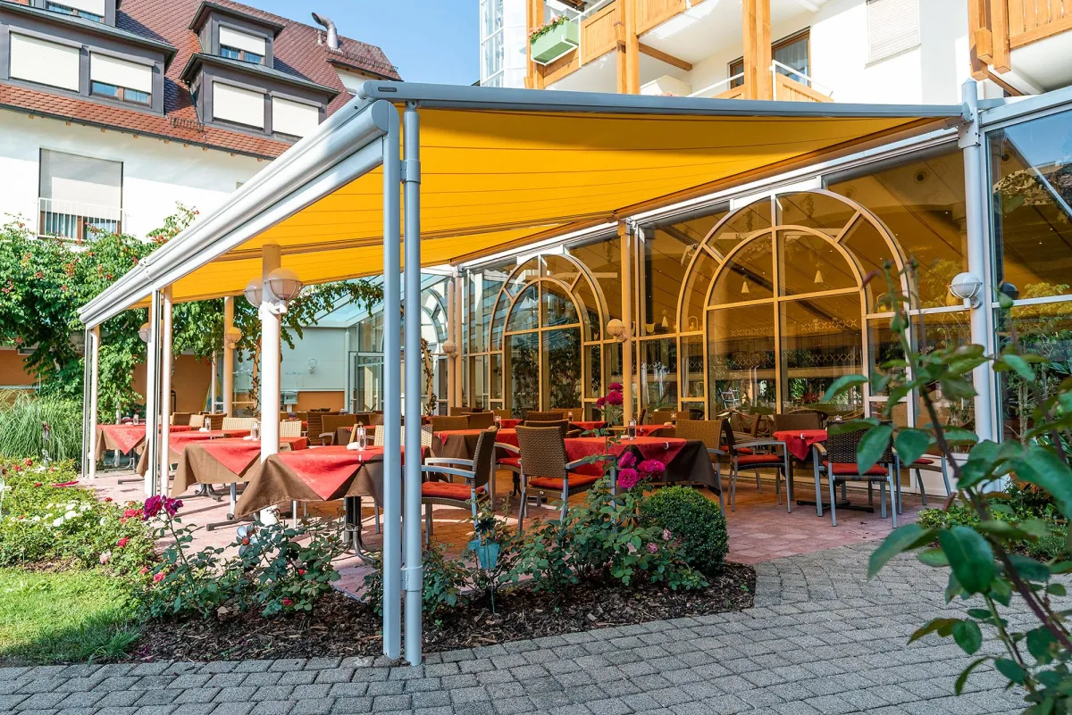 Die markilux ‚pergola‘ ist ein in der Gastronomie individuell einsetzbarer Sonnenschutz.