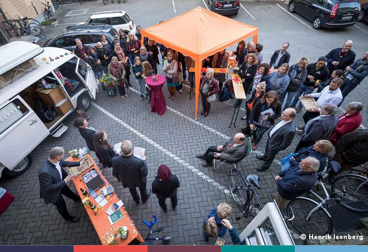 Das Büchner-Verlags-Team mit Autor_innen, Unterstützer_innen und Freunden.