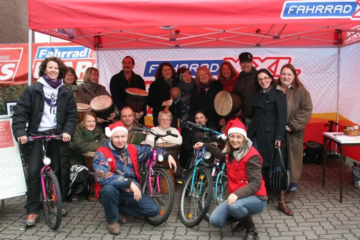 Mitstreiter der Spendenaktion ?Dein Rad für Uganda?: Wolfhard u. Tina Hansmann (vorne), Rallye-Dakar-BikerinTina Meier li., re. n. li: Kerstin Kleenworth, Christiane Diedrich (Wohltorf-Iganga-Initiati