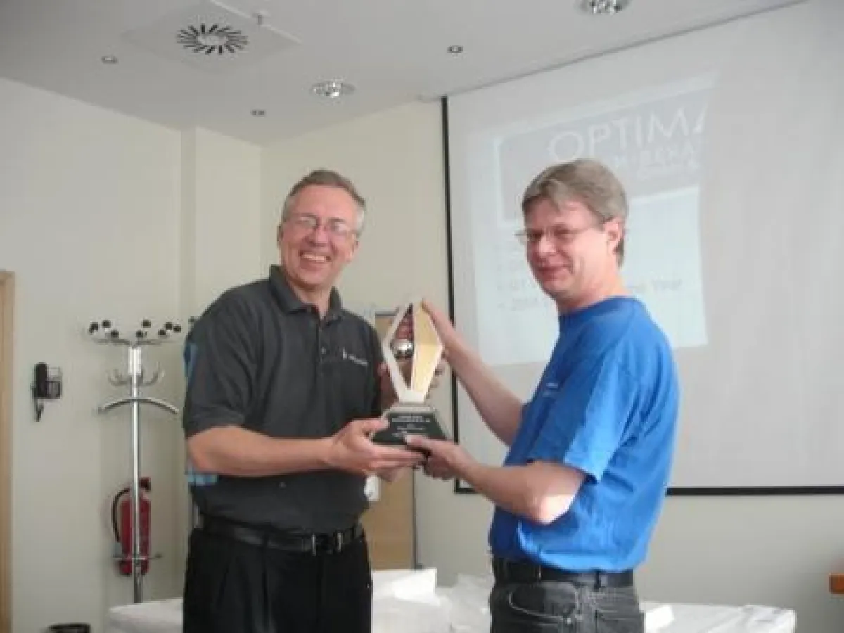 Bert Rheinbach, Geschäftsführer von OPTIMAL, nimmt den Award 2006 von Kim Pearson, CEO New Boundary Technologies, entgegen.