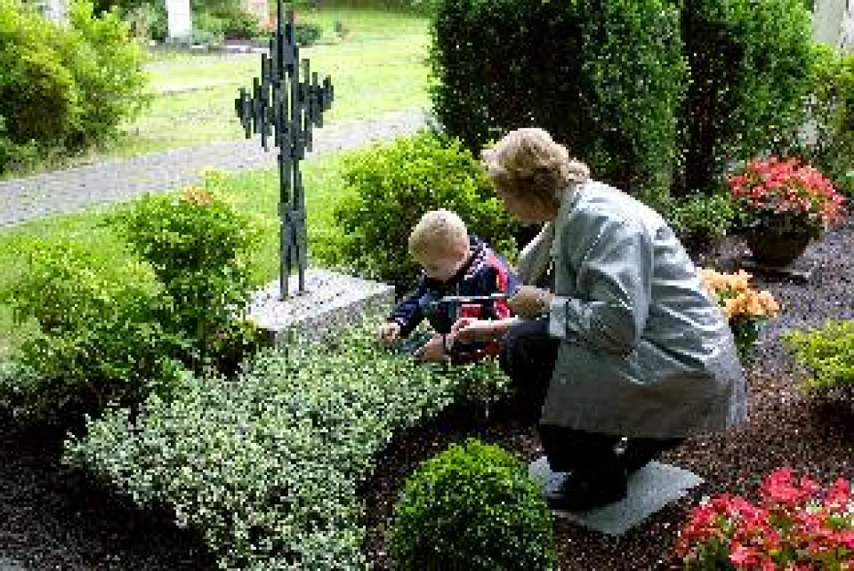 Am Familiengrab können Angehörige gemeinsam an den Verstorbenen denken und sich erinnern. Foto: VFFK