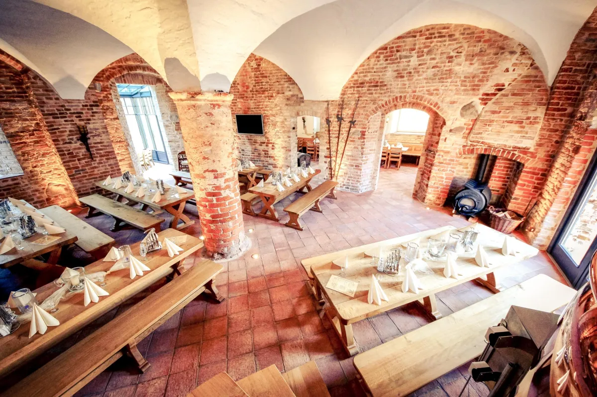 Das Wasserschloss Mellenthin lockt  im Juni mit täglichen Themen-Buffets (© Wasserschloss Mellenthin)