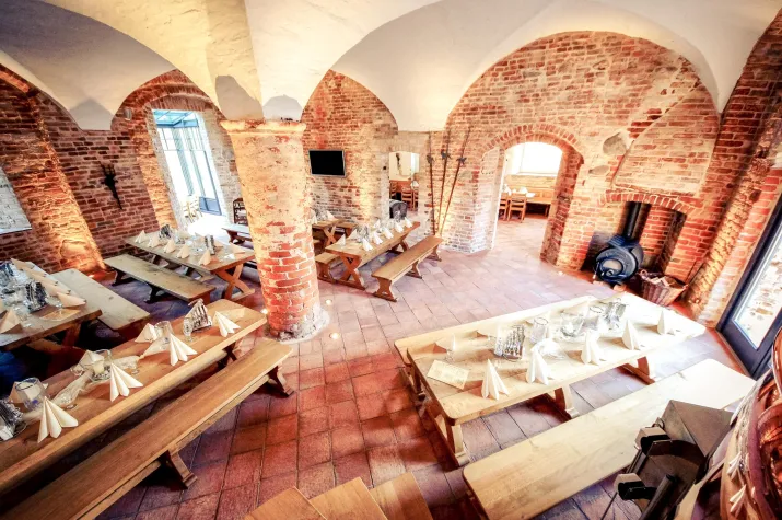 Das Wasserschloss Mellenthin lockt  im Juni mit vielfältigen Angeboten und Themen-Buffets Bild: Das Wasserschloss Mellenthin lockt  im Juni mit vielfältigen Angeboten und Themen-Buffets