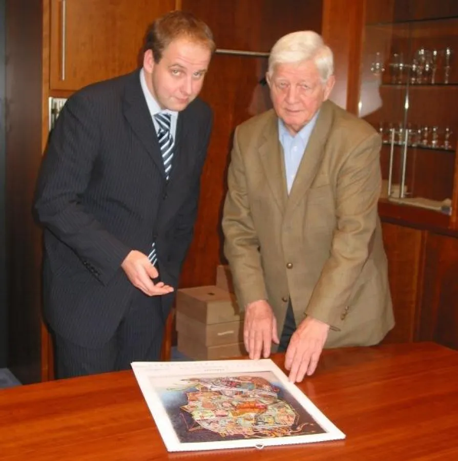 v.l.n.r. Thorsten Krimphove, Pressesprecher der Firma Bohle, zusammen mit Walter Tillmann bei der Vorstellung des Kalenders