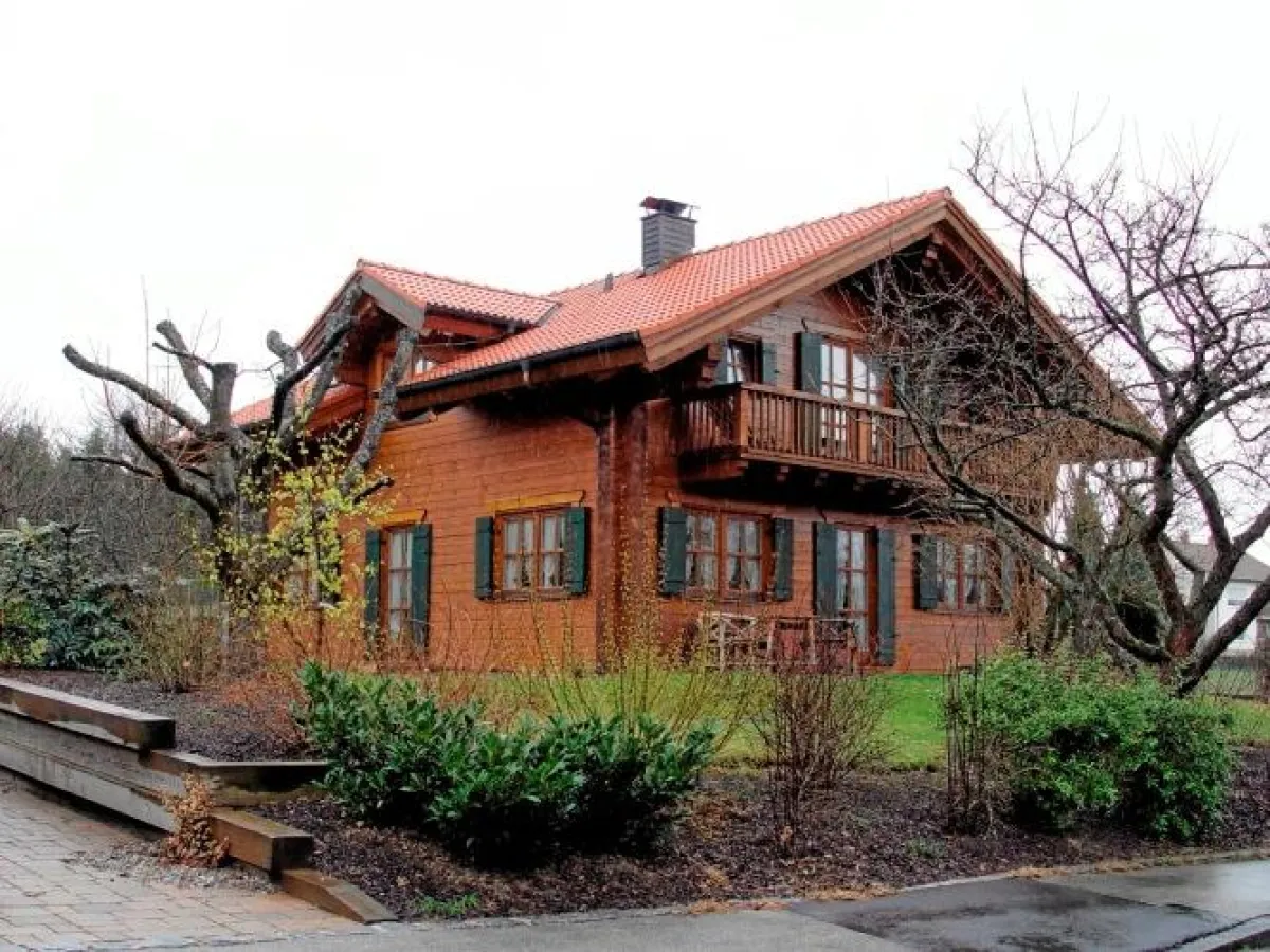 Bei der Verkleidung mit Vollholz ist es allein dem Bauherrn überlassen, ob er die Elemente horizontal, vertikal oder diagonal anordnet. In jedem Fall strahlt die Fassade Natürlichkeit aus. Bild: tdx t