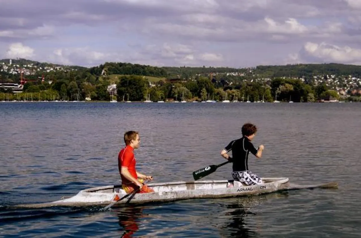 Das Team der ETH Zürich, das von Emplica unterstützt wird, macht sich für die 13. Beton-kanuregatta fit und übt paddeln.