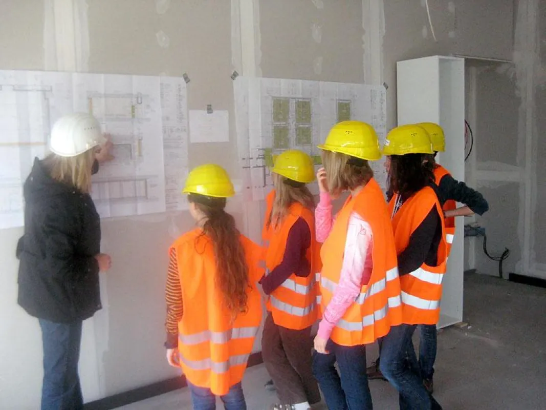 Bauzeichnung und gebaute Realität praxisnah vor Ort.