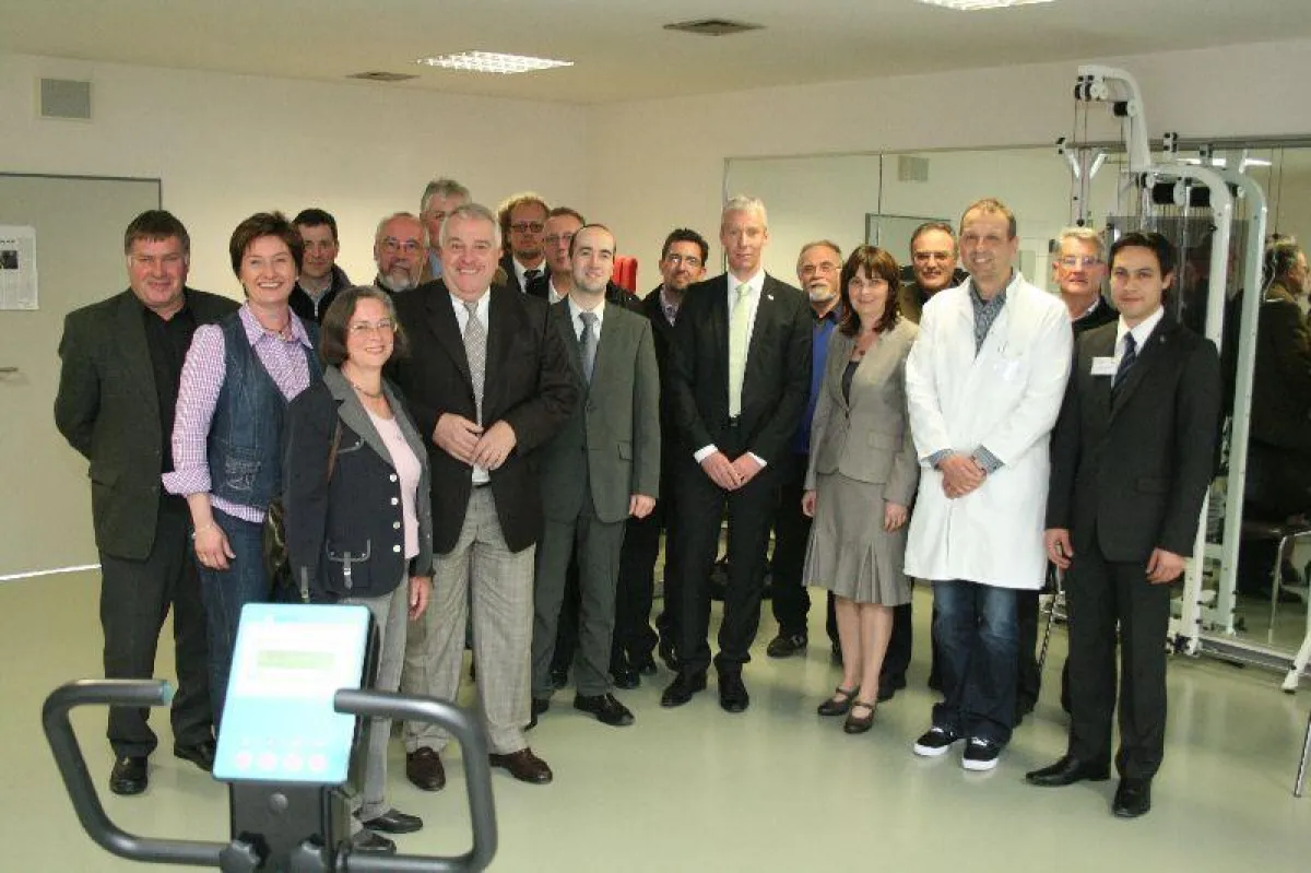 Der Landtagsabgeordnete der CDU, Guido Ernst (6.v.l.), die Bundestagsabgeordnete Mechthild Heil (5 v.r.) ,kaufmännischer Direktor Bernd Witte (7.v.r.), Ärztlicher Direktor Dr. Unger (3.v.r.) und der V