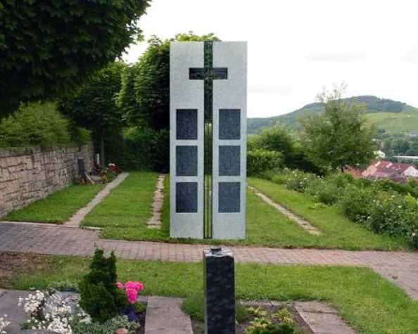 Hohe Symbolkraft - die neuen Kreuzstelen von PAUL WOLFF Bild: Hohe Symbolkraft - die neuen Kreuzstelen von PAUL WOLFF