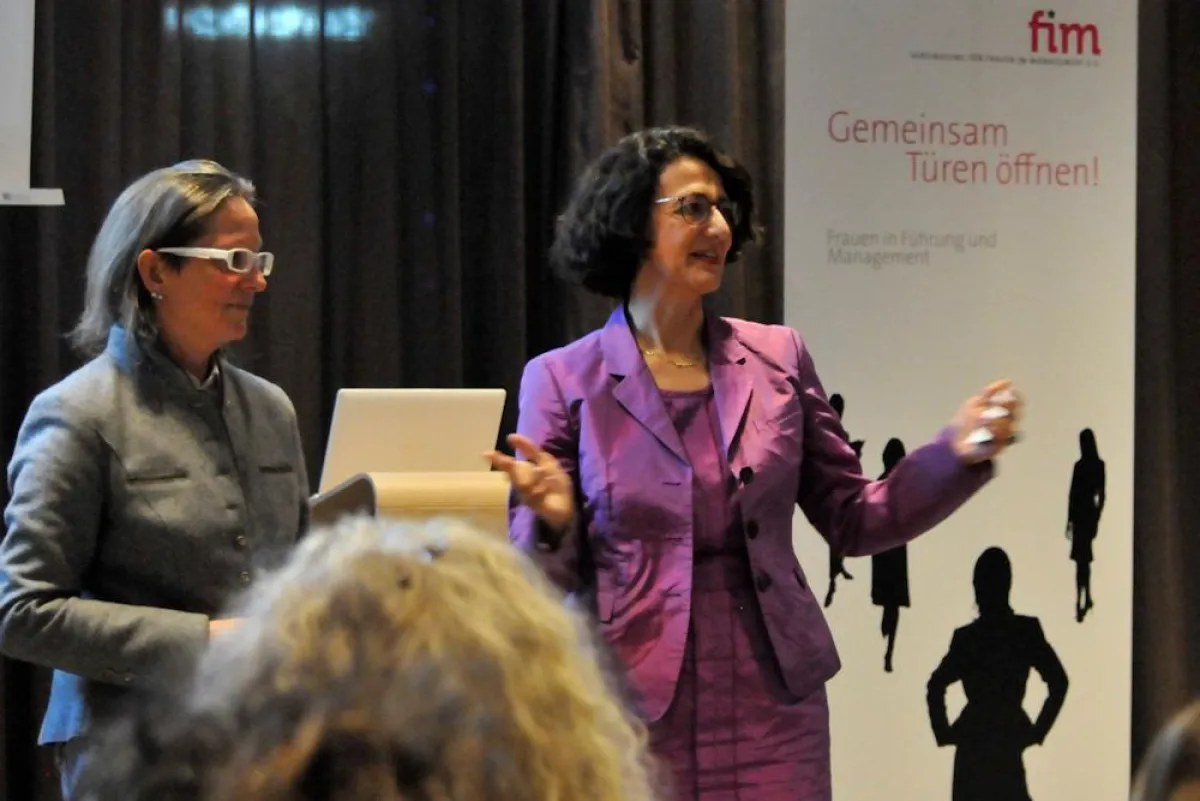 Angela Alexander, stellv.Leiterin fim München, dankt Datenschutzexpertin Bettina Sandrock (v.r.n.l.)