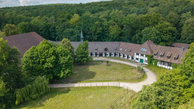 Bild: Sotheby’s International Realty Niedersachsen bietet Gestüt Webelsgrund bei Springe in Niedersachsen an.