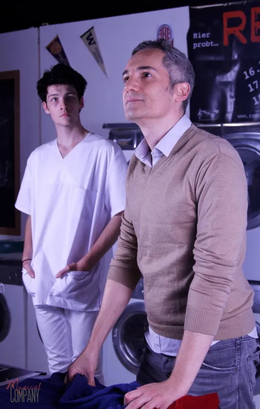 Jonathan Guth und Luciano di Gregorio in MEHR ALS TAUSEND WORTE. Bild: TMC/Fabian Busch