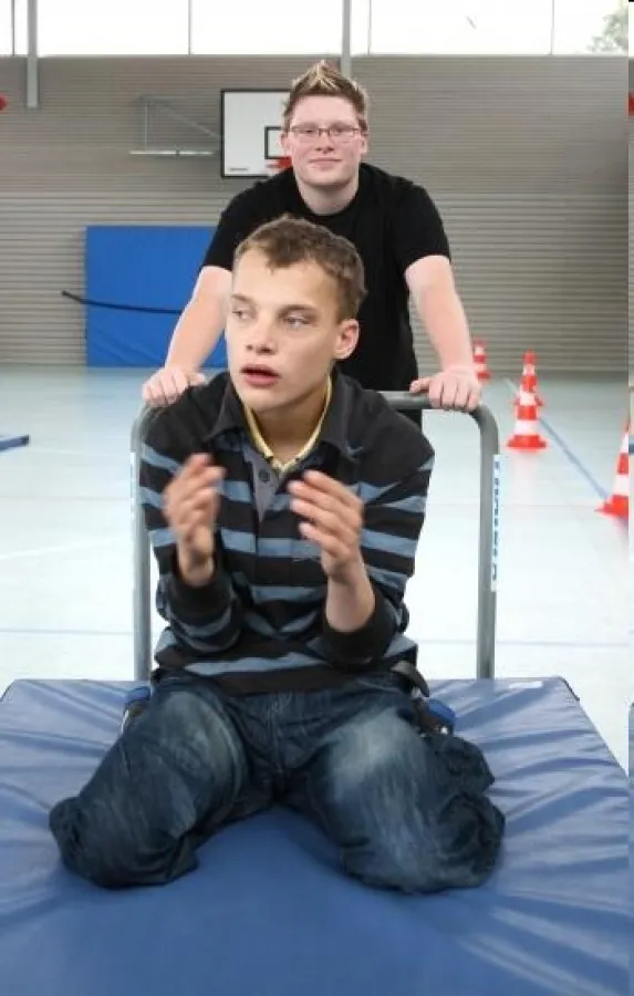 Mit einer Abschiedsrunde auf dem Mattenwagen durch die Turnhalle der Hans-Reinhardt-Schule, verabschiedete sich Elena von Etienne (vorne). Ein weichenstellendes Jahr ging für die Gesamtschülerin aus E