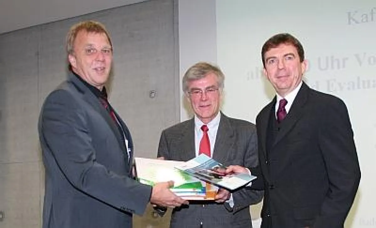 (v.l.n.r.) Jochen Nordau (Leiter CJD Jugenddorf Offenburg), Ministerialdirigent Manfred Hahl, Dr. Jürgen Ripper (MTO)